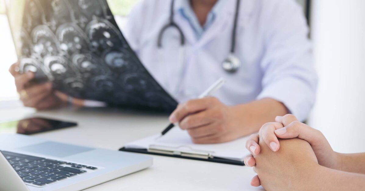 dokter sedang menjelaskan tingkatan stadium kanker