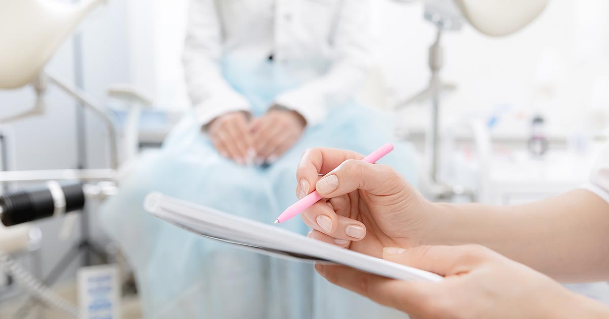 pasien wanita muda saat konsultasi dengan dokter spesialis obgyn di institusi medis