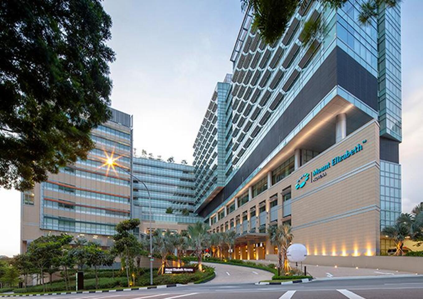 tampak depan gedung mount elizabeth novena hospital, rumah sakit terkemuka di singapura