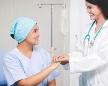 pasien sedang mengobrol dengan dokternya, mungkin konsultasi tentang pengobatan kanker