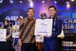 Dr. Kenneth Lee saat Menerima Penghargaan