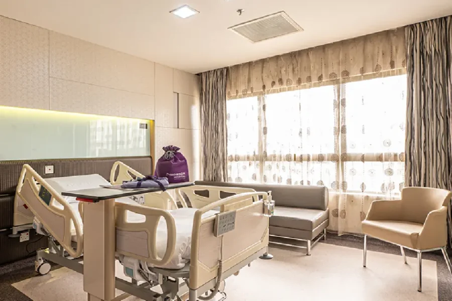 Kamar Inap Pasien Thomson Hospital