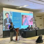 Dr-Daniel-Lee-speaking-at-a-surgeons-conference
